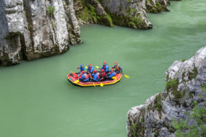 Rafting in der Entenlochklamm bei Schleching, Chiemgau, Oberbayern, Süddeutschland, Deutschland, Europa Rafting in der Entenlochklamm bei Schleching, Chiemgau, Oberbayern, Süddeutschland, Deutschland, Europa